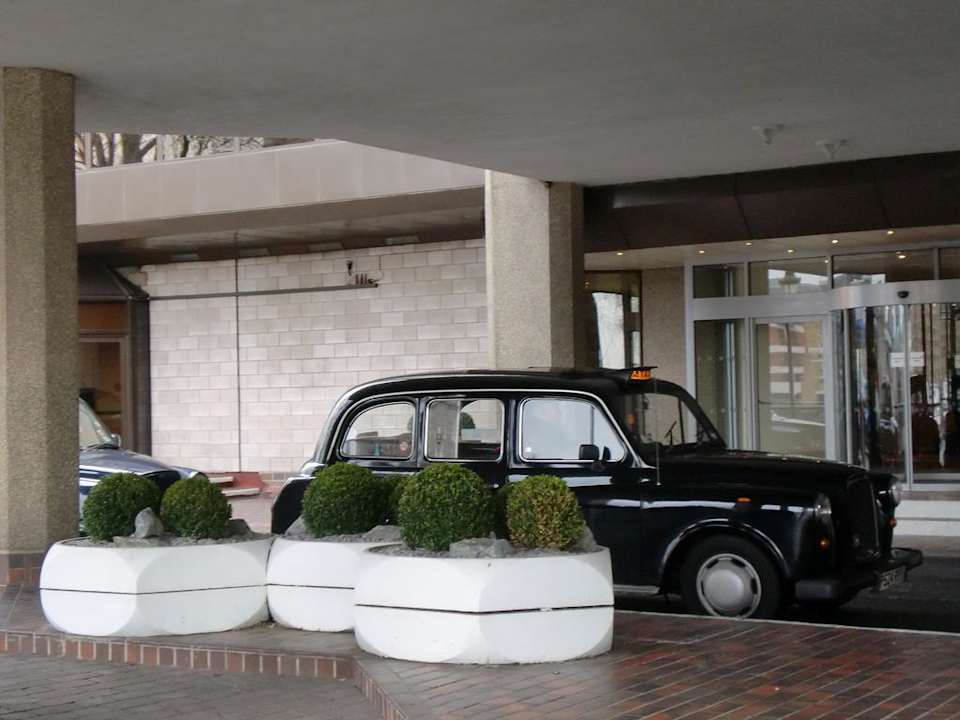 Eingangsbereich mit Taxi The Tower - A Guoman Hotel