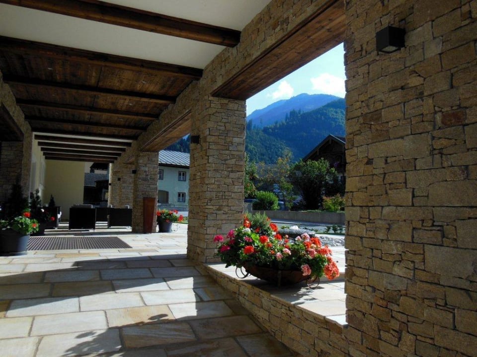 Eingang mit Sitzgelegenheiten Das gemütliche Dorfhotel Kaltenhauser