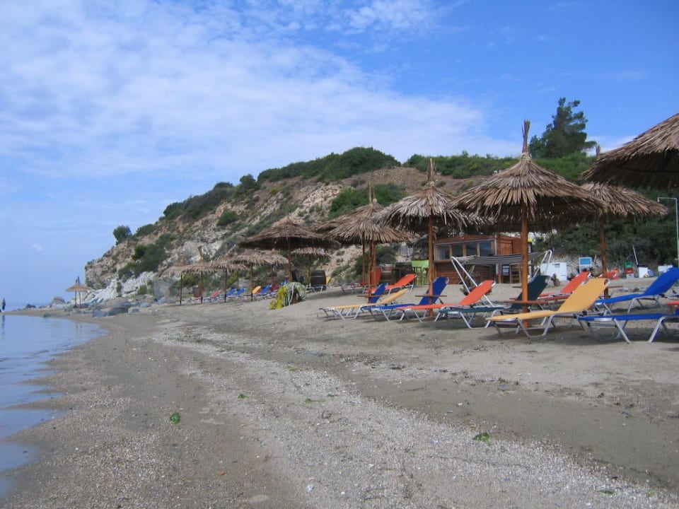 Felsenküste am Ende des Sandstrandes Hotel Melissa Gold Coast