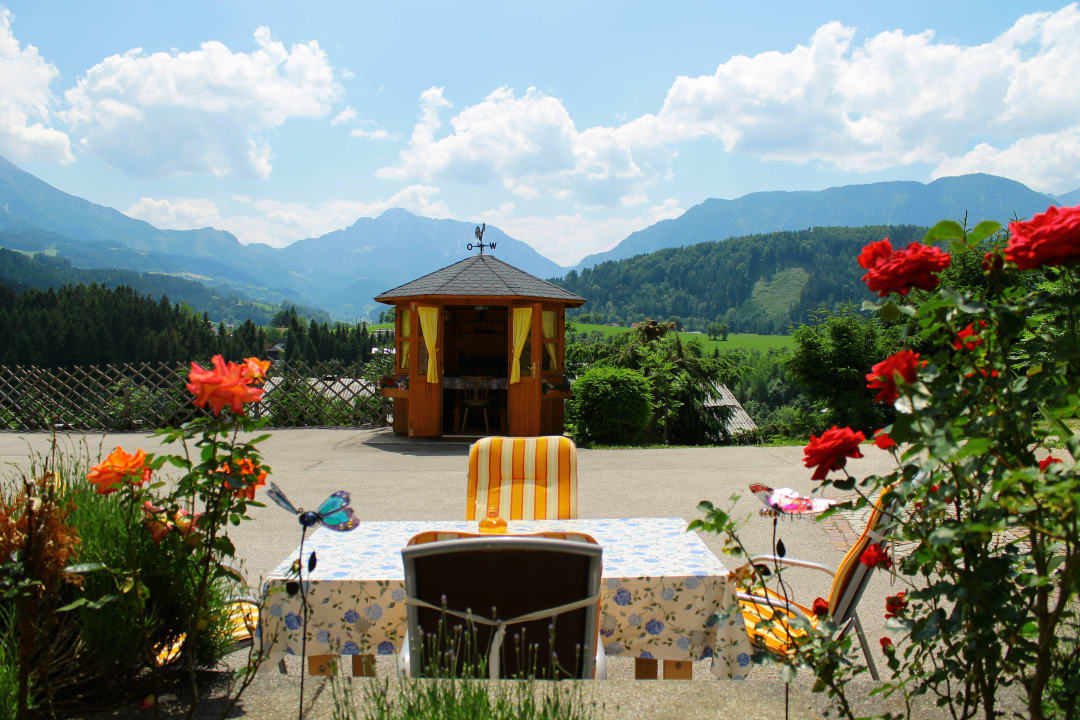 Vorplatz mit Gartenmöbel und Pavillion Haus Löger Apartments