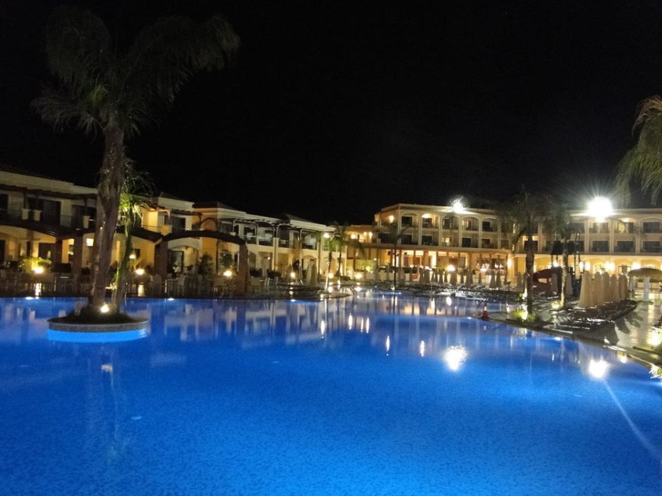 Großer Pool Mythos Beach Resort