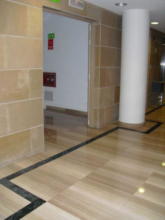 Gang mit 3 Liften H10 Marina Barcelona