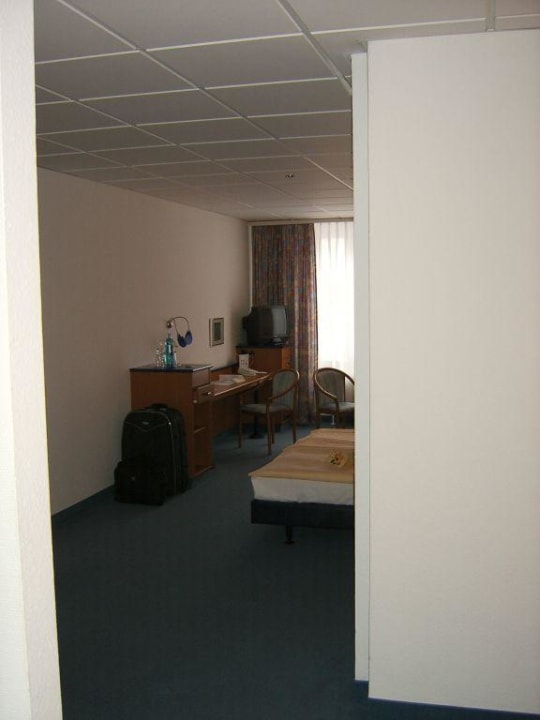Blick ins "geräumige Zimmer" Center Hotel Alte Spinnerei