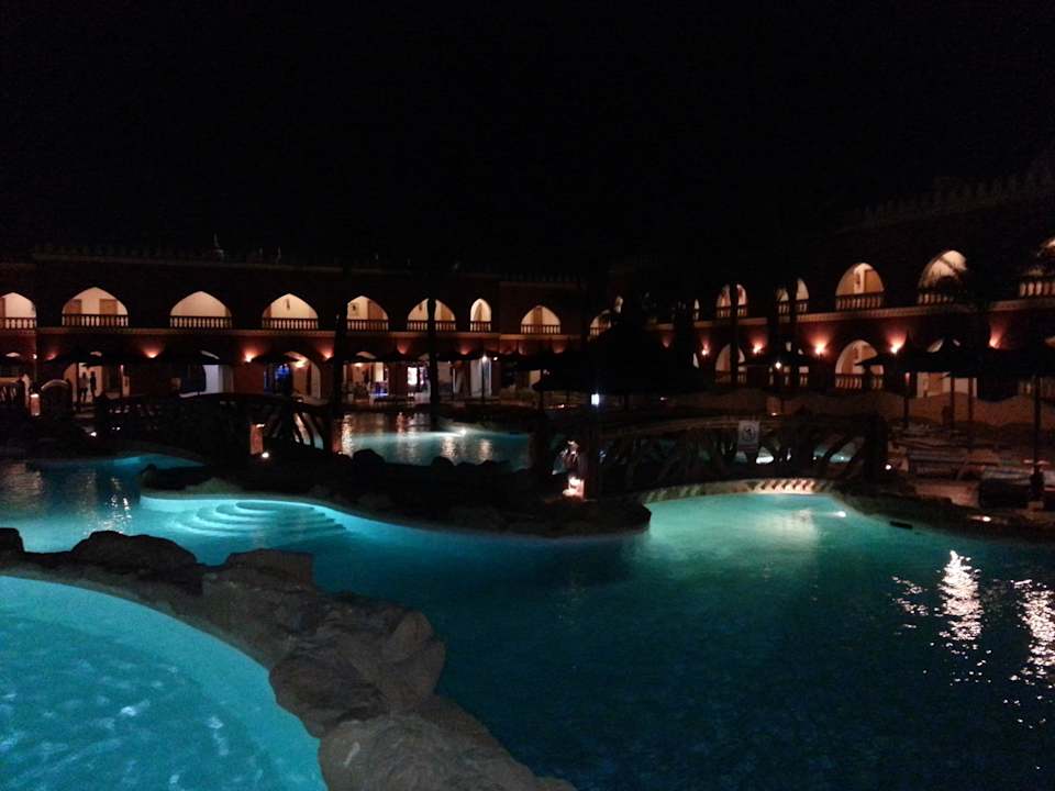 Poolanlage am Abend Pickalbatros Alf Leila Wa Leila Resort - Neverland Hurghada