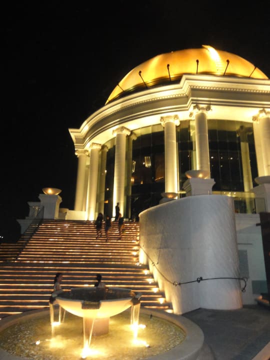 Weg zur Sky Bar Tower Club At Lebua