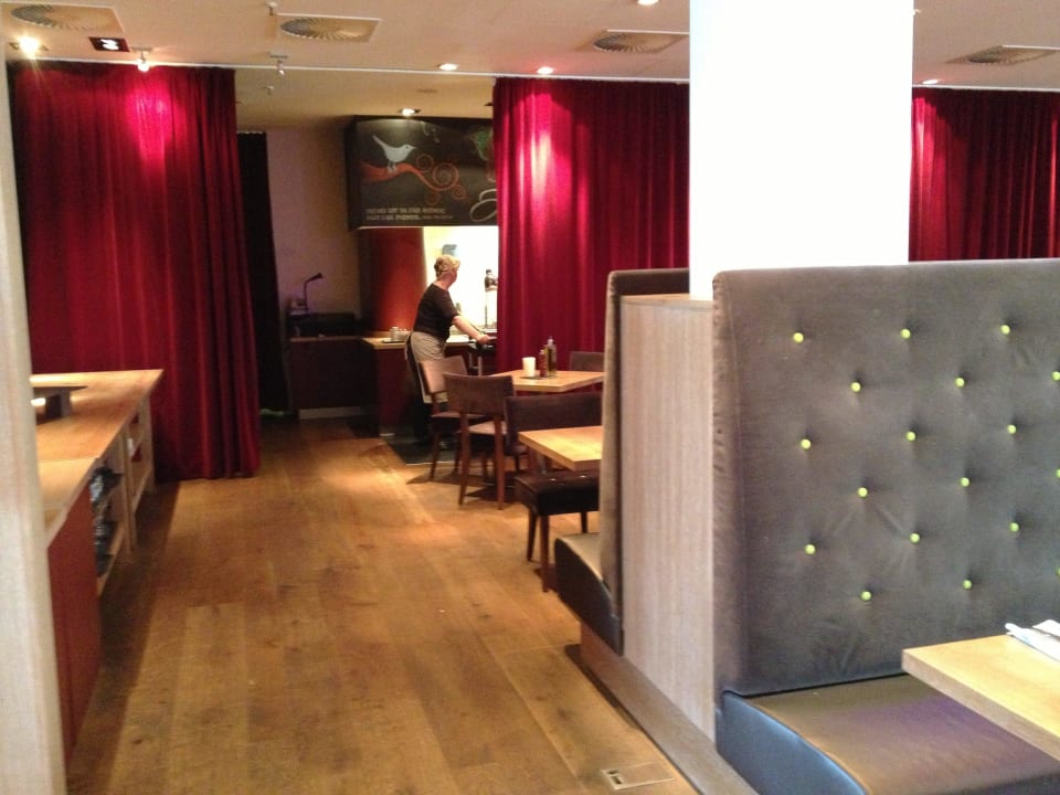 Gemütlich sitzen beim Essen pentahotel Leipzig