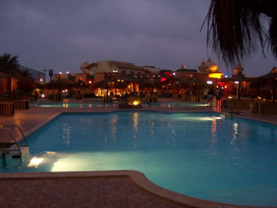 Poolanlage bei Dämmerung 3 Pickalbatros Aqua Park Resort - Hurghada