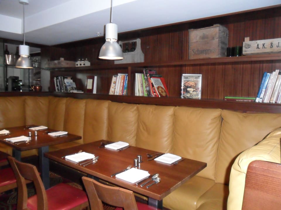 Well decorated restaurant Hotel Cardiff Marriott