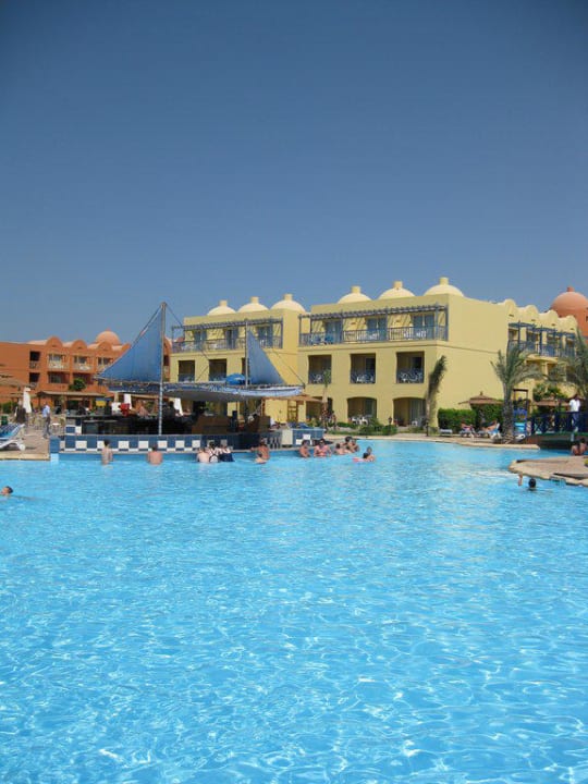 Pool mit Swim-up-Poolbar Titanic Beach Spa & Aqua Park