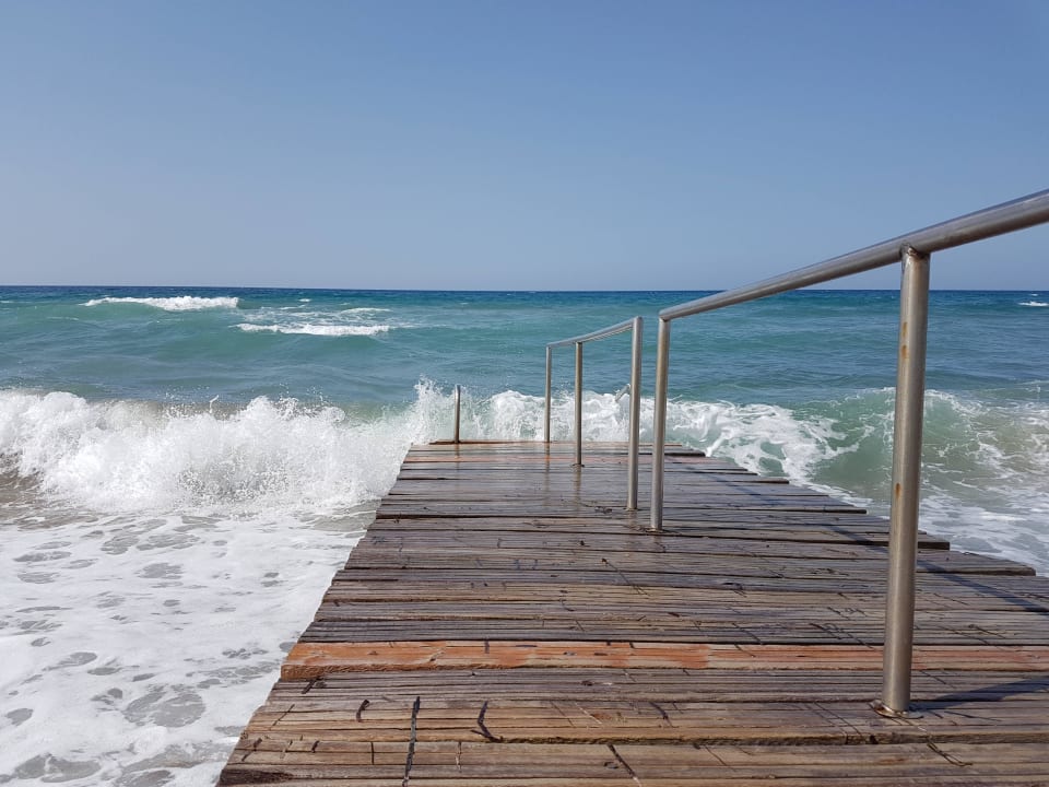 Es schwappt oft bis zum letzten Steher des Stegs Hydramis Palace Beach Resort