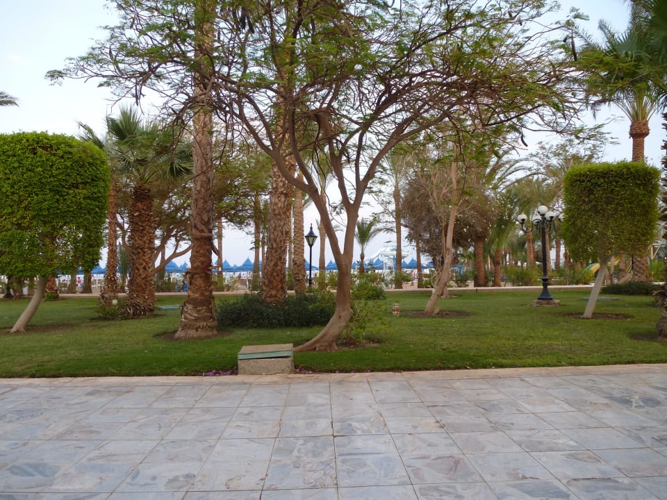 Blick durch den Garten zum Strand The Grand Hotel Hurghada