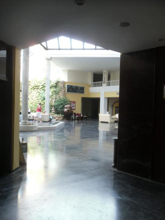 Eingang Hotel The Holiday Resort