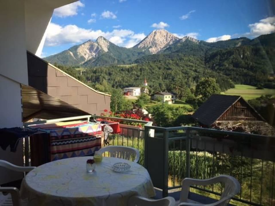 Blick vom Balkon zum Mittagskogel Sportpension Aichholzer