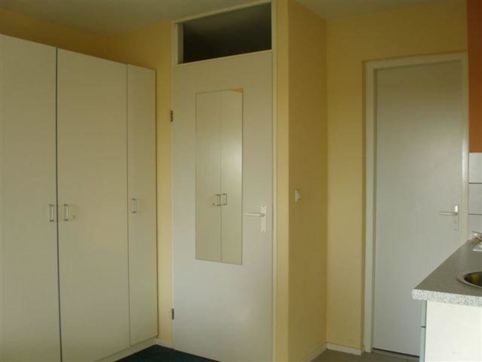 Eingangstür und Schrank Center Parcs Park Nordseeküste