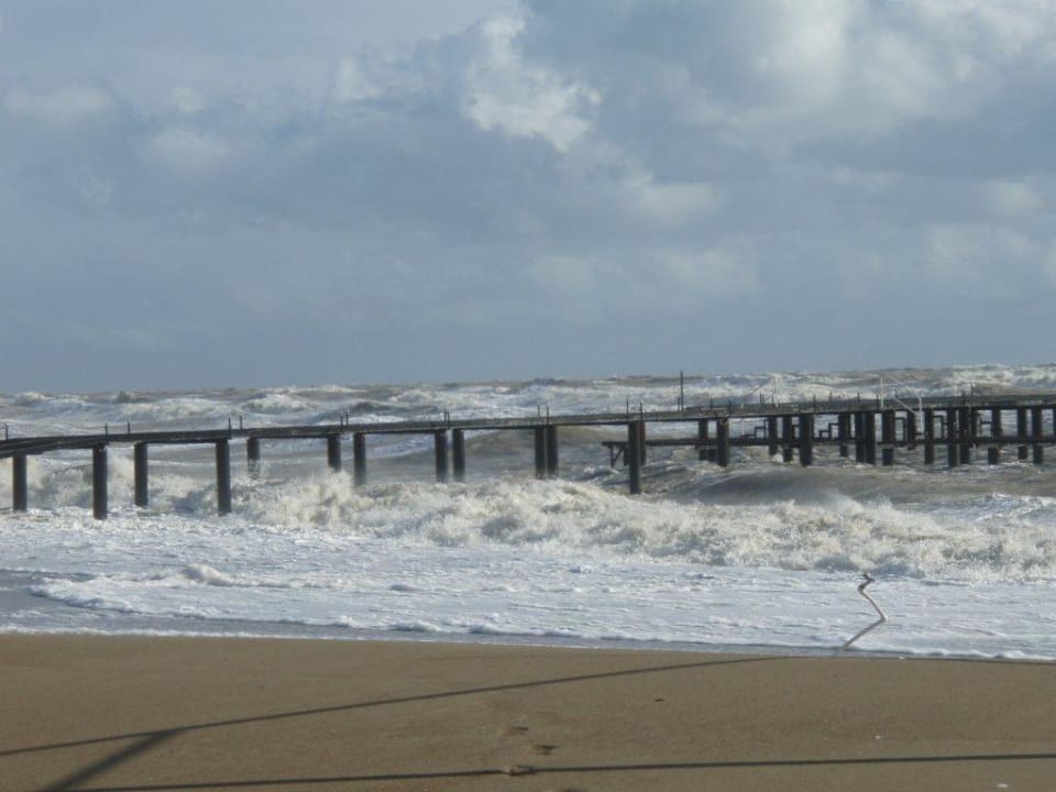 Stürmisches Meer  Royal Wings Hotel
