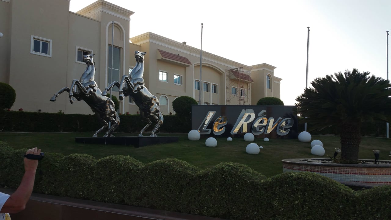 Vor dem Eingang Premier Le Reve Hotel & Spa