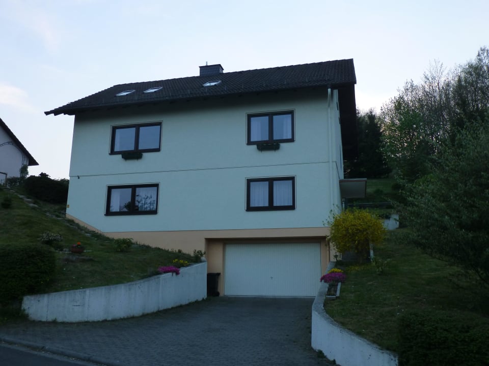   von der Straße aus Privatzimmer Schoen