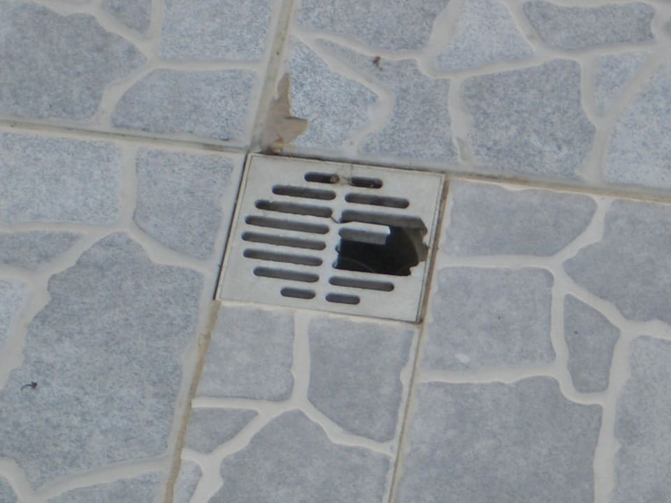 Kaputte Abläufe im Poolbereich VONRESORT Golden Beach