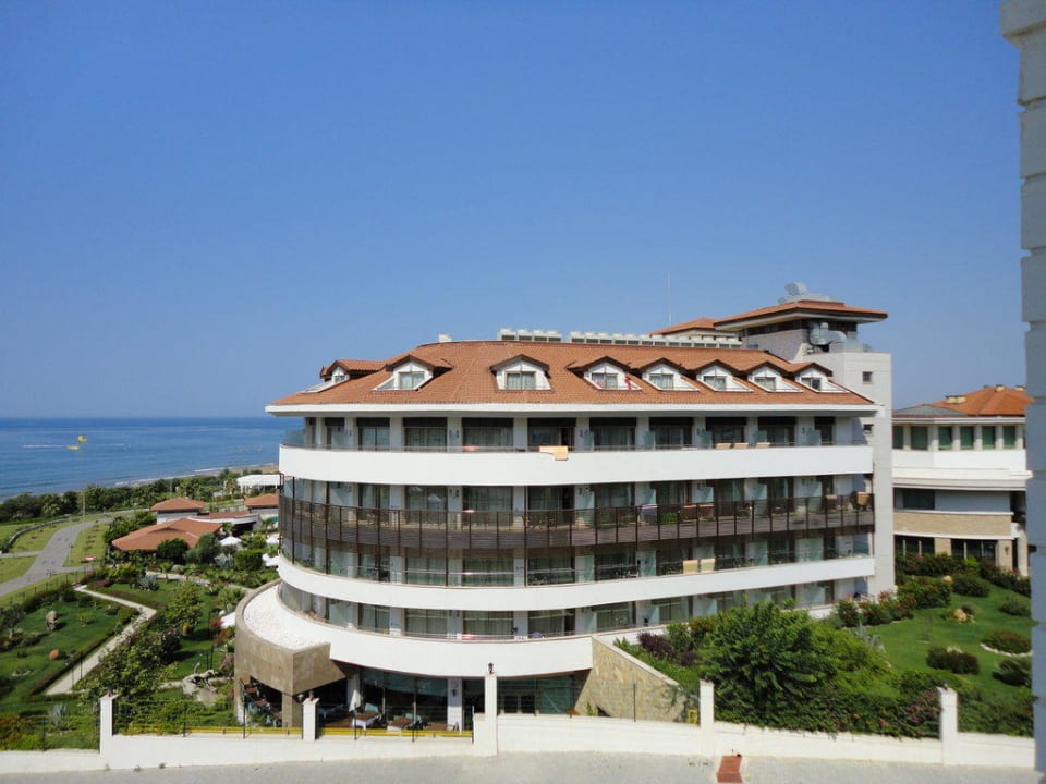 Widok na sąsiedni hotel Alba Royal Alba Queen Hotel