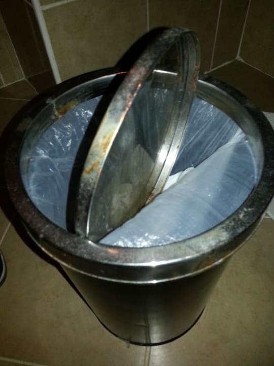 Rostiger, dreckiger Mülleimer im Bad  Hane Family Resort