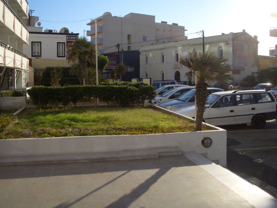 Vorm Eingang hinten die Disco Lärm ohne Ende Mercure Rhodes Alexia Hotel & Spa