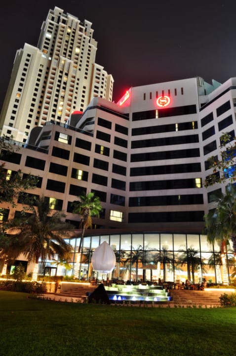 Hotel bei Nacht Sheraton Jumeirah Beach Resort