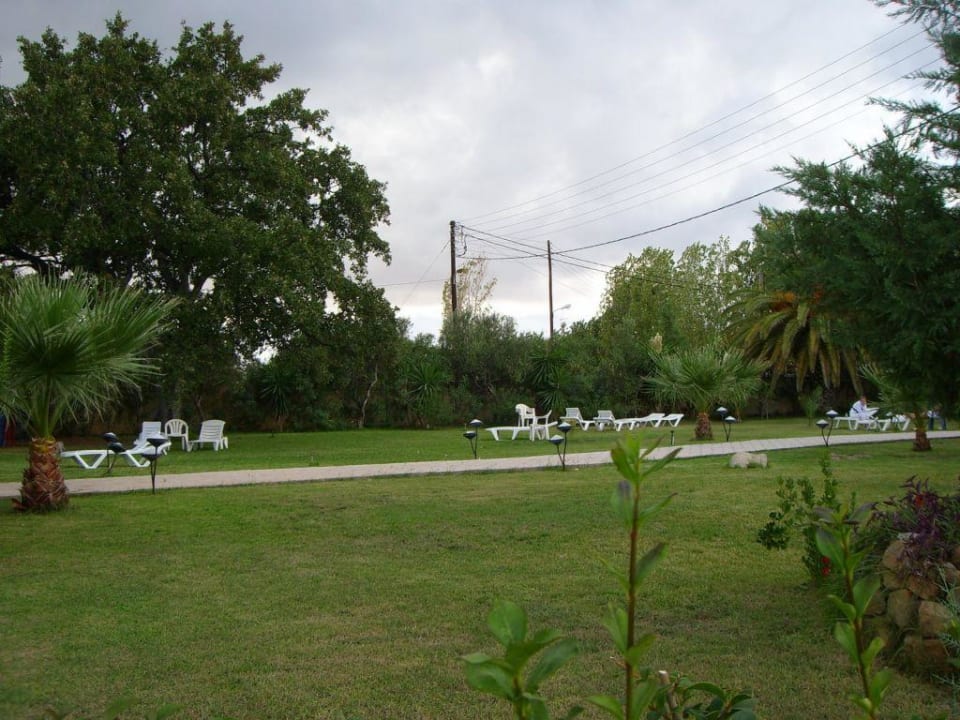 Liegewiese oben Hotel Achaios