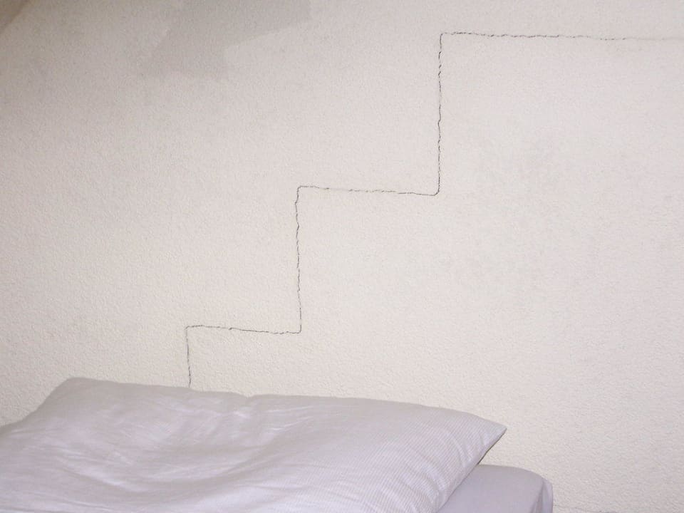 So ist die Wand hinter dem Bett Hotel Weisses Ross