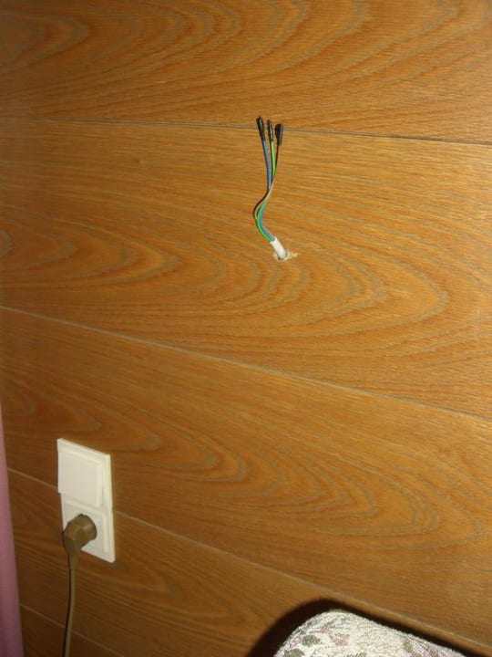 Lose Kabel aus der Wand Apartment Hartmann