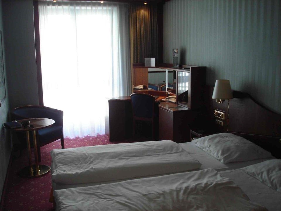 Zimmer / Bett und Schreibtisch Best Western Premier Grand Hotel Russischer Hof