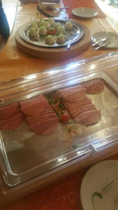 Wurstplatte. Üppig ist was anderes. MONDI Resort Oberstaufen