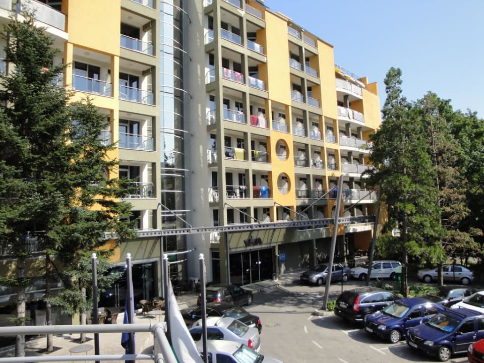 Vordere Seite des Hotels mit Eingang und Parkplatz HVD Viva Club Hotel