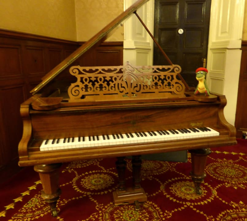 Alter alter Steinway-Flügel mit Nessie (rechts) Hotel Atholl Palace
