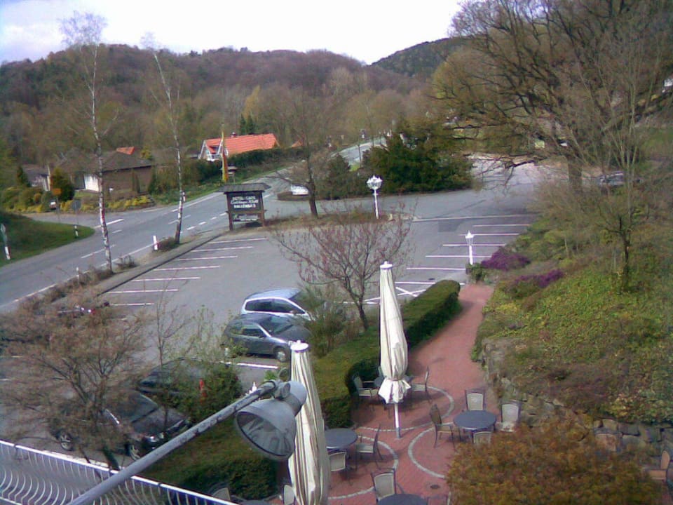 Blick auf Straße und Biergarten Ringhotel Teutoburger Wald