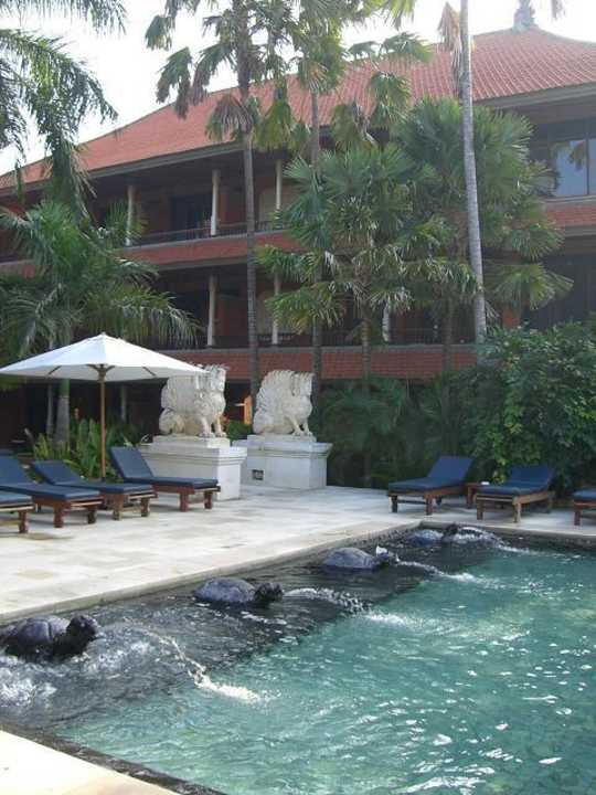 Pool für die Kids & Wohngebäude vom Hotel Puri Santrian