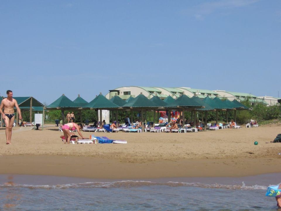 Strand mit Sonnenschutz und Liegen VONRESORT Golden Beach