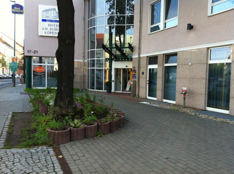 Eingang Hotel Schloss Köpenick by Golden Tulip