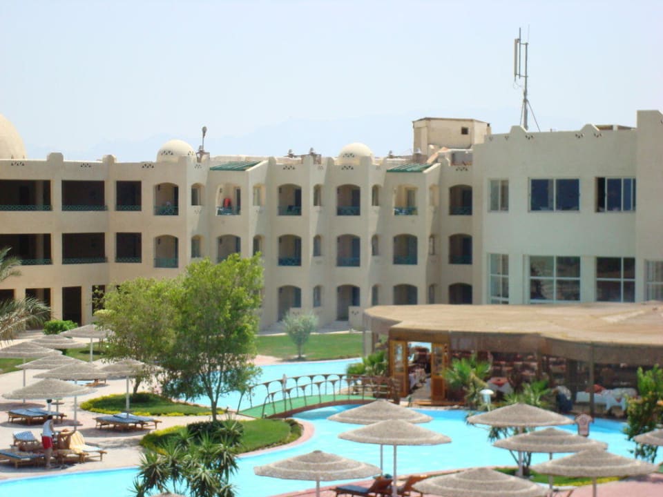 Ein Teil des Pools und Alladin Restaurant Xanadu Club Makady Bay