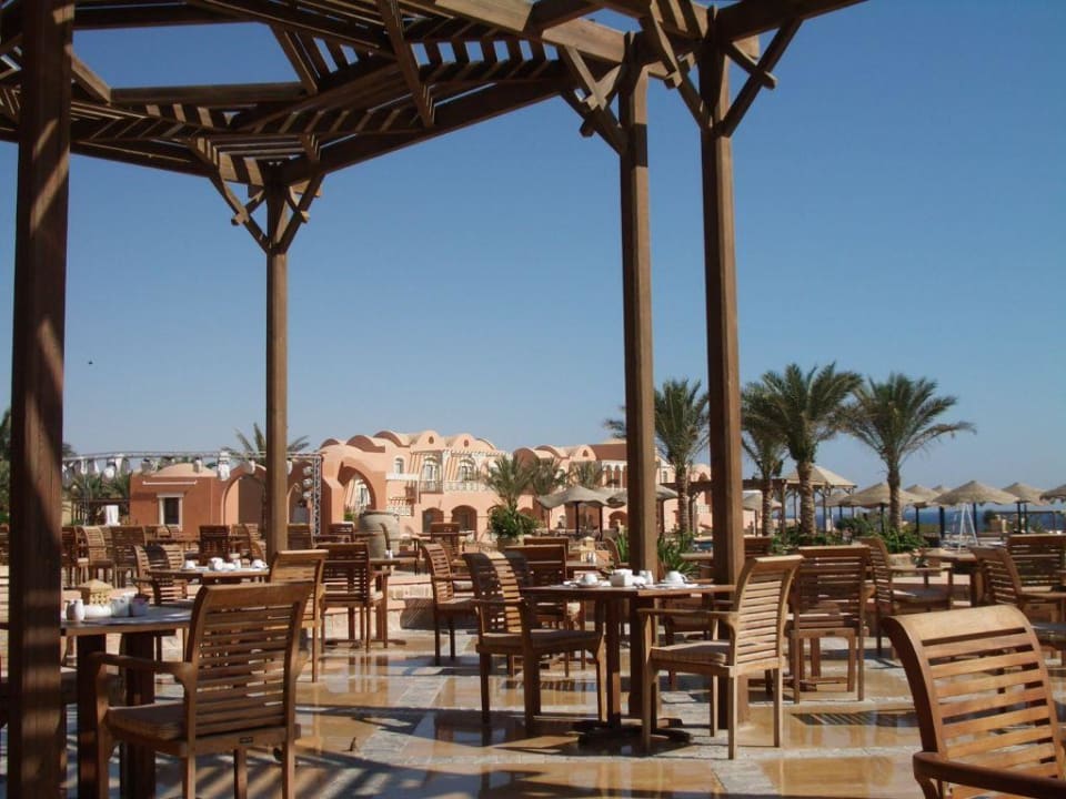 Restaurantterrasse mit Meerblick  Radisson Blu Resort, El Quseir