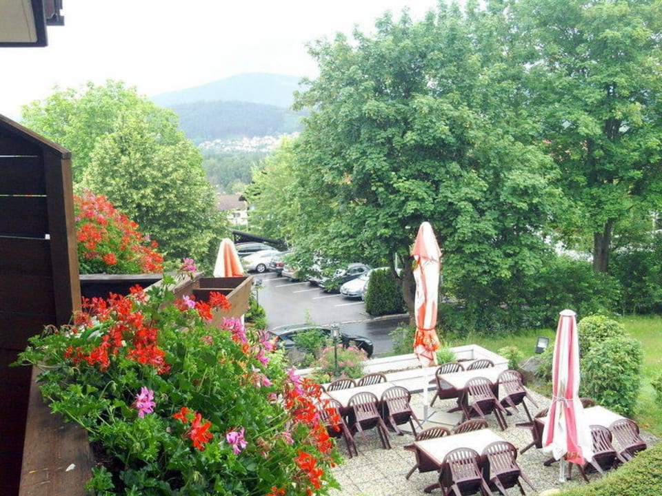 Vom Balkon Richtung Terrasse (leider Regen) Landhotel Magdalenenhof