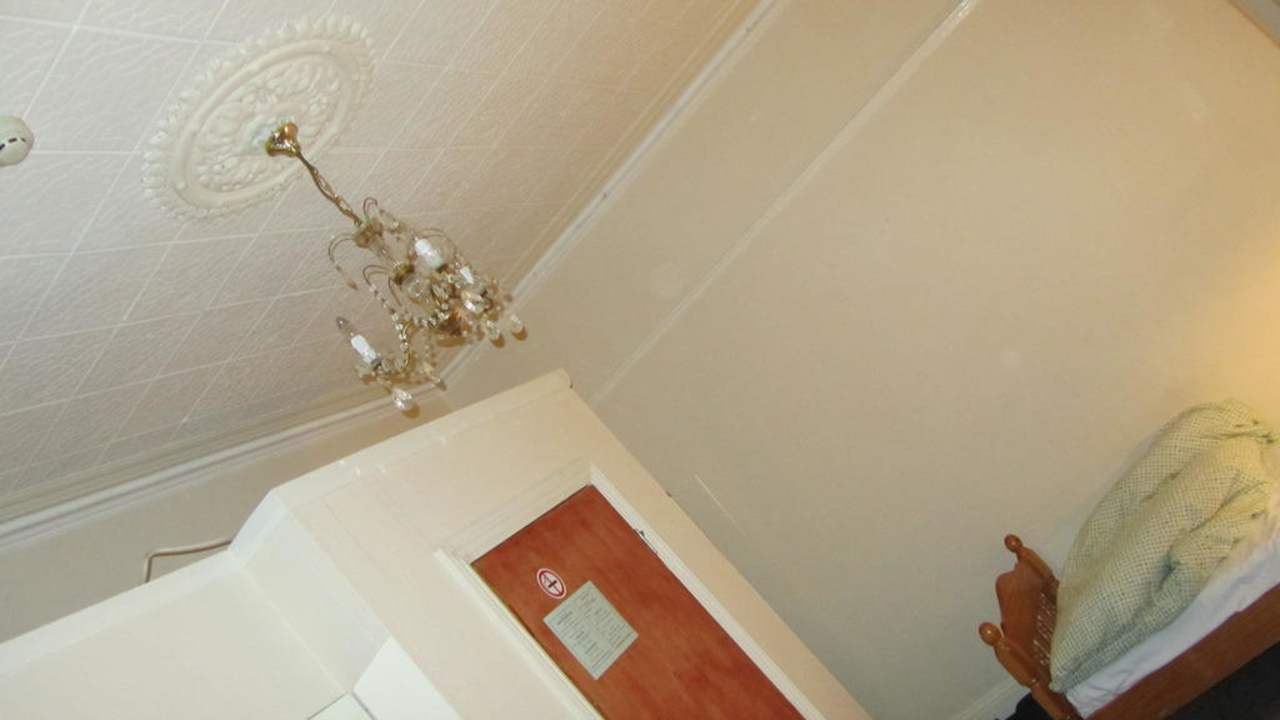 Hohe Decke mit Einbau fürs Bad Charlotte Guest House