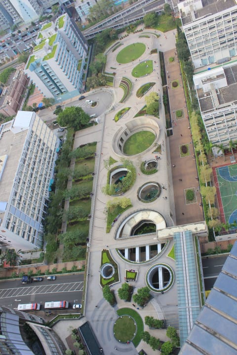 Mini Grünanlage zwischen viel Beton  Hotel Crowne Plaza Hong Kong Kowloon East