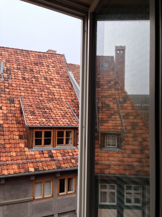 "Ausblick" dazwischen eine Kopfsteinpflasterstraße Hotel Wyndham Garden Quedlinburg Stadtschloss