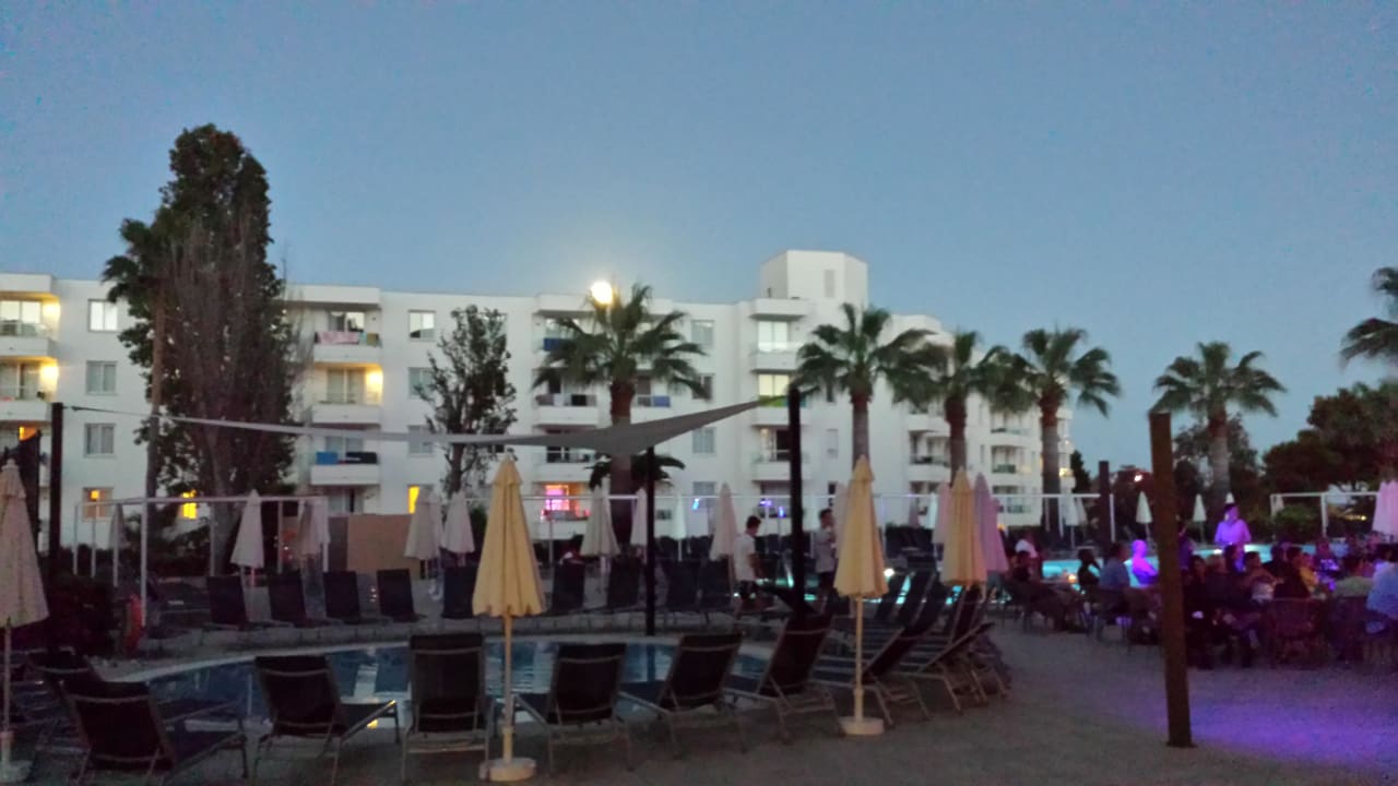 Poolbereich am Abend allsun App.-Hotel Orient Beach