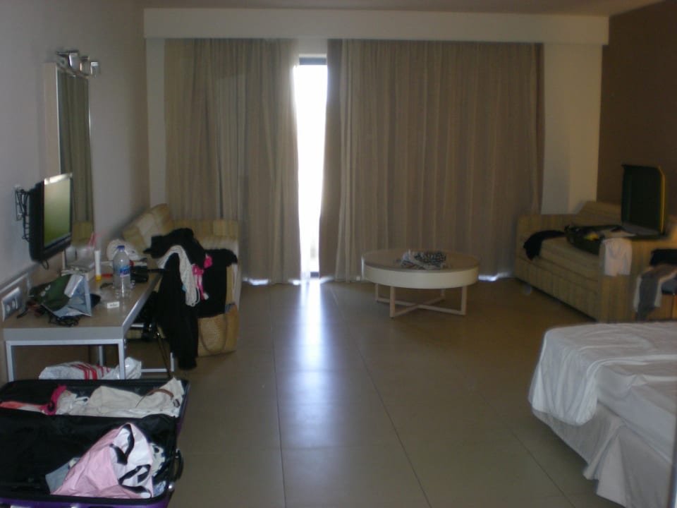 Unaufgeräumter Wohnbereich Atlantica Mikri Poli Crete