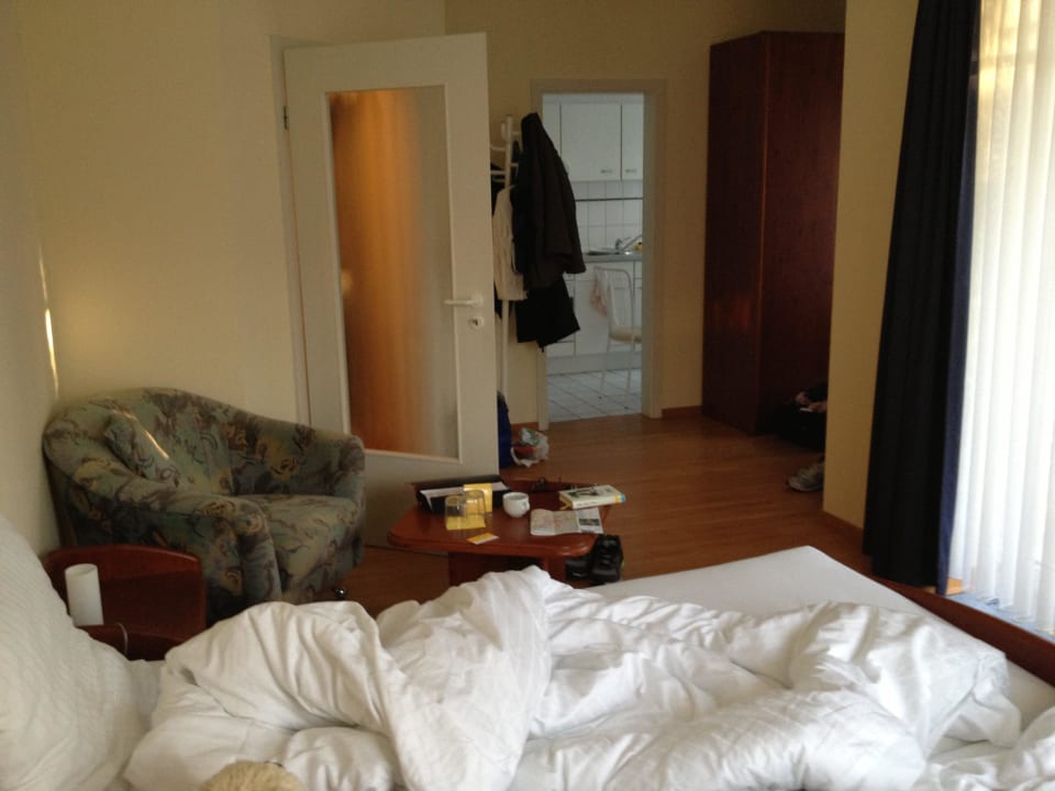 Blick vom Bett in Richtung Küche Appart-Haus Business Appartements