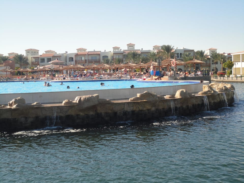 Kanal und im Hintergrund beheizter Pool Pickalbatros Dana Beach Resort - Hurghada