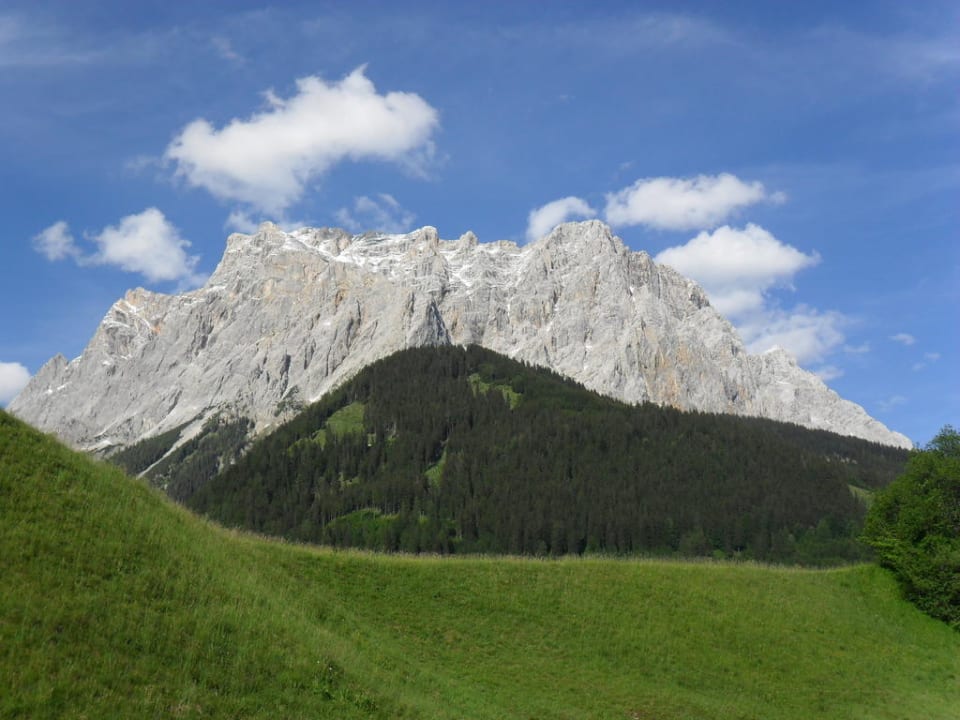 Am Fuße des Wettersteinmassivs Appartements Waldhof
