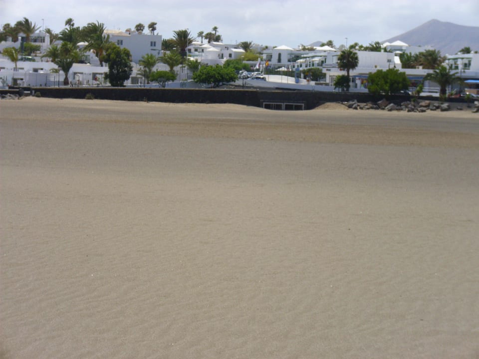 Blick vom Strand aufs Hotel Hotel Riu Paraiso Lanzarote