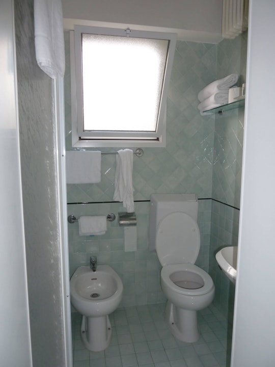 Badezimmer m. komischer Dusche Park Hotel Serena